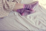 Czy spanie w skarpetkach jest zdrowe? Ułatwi zasypianie, zwalczy skurcze nóg, wzbogaci życie seksualne. Oto zalety zakładania skarpet do snu