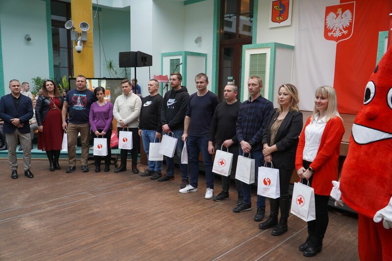 Obchody Dni Honorowego Krwiodawstwa Polskiego Czerwonego Krzyża. Skarżyska młodzież szkolna oddała aż 80 litrów krwi. Zobaczcie zdjęcia