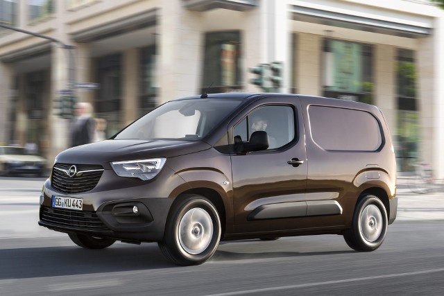 Opel Combo Cargo Nowy samochód użytkowy Combo jest dostępny od 69 550 zł. W tej cenie polscy klienci otrzymują pojazd z nadwoziem w standardowej długości 4,40 m i silnikiem wysokoprężnym 1.6 l o mocy 75 KM Fot. Opel