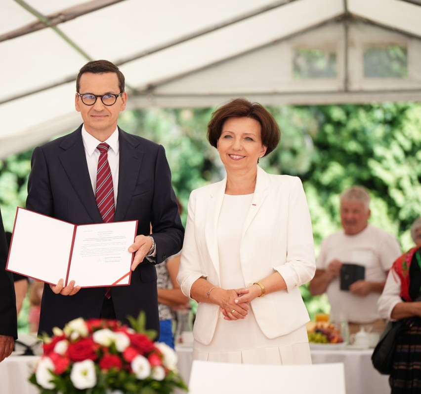 Prezes Rady Ministrów Mateusz Morawiecki i Minister Rodziny...