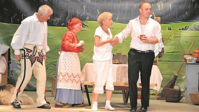 Zespół teatralny na scenie w Tarnogrodzie