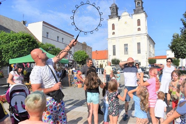 Na rynku w Kcyni zorganizowano koncert trzech orkiestr. Okazją Święto Wojska Polskiego oraz 50-lecia istnienia Orkiestry Dętej OSP w Kcyni. Przyjechały orkiestry dęte działające przy Ochotniczych Strażach Pożarnych w Nakle i Solcu Kujawskim. Jako pierwsza wystąpiła orkiestra z Nakła pod batutą kapelmistrza Krzysztofa Marlewskiego. Jako druga zaprezentowała się orkiestra z Solca Kujawskiego dyrygowana przez kapelmistrza Piotra Ostrowskiego. Na finał mieszkańcy oklaskiwali koncert orkiestry z Kcyni.  Przed występem burmistrz Kcyni Marek Szaruga wraz z przewodniczącym Rady Miejskiej Kcyni Janem Kurantem i kapelmistrzem Mariuszem Skotnickim wręczyli muzykom nowe instrumenty. Zostały one kupione - przy wsparciu gminy Kcynia - dzięki dotacji pozyskanej przez strażaków z Ministerstwa Kultury i Dziedzictwa Narodowego. Nowy instrumenty warte są ponad 30.000 zł.   W ramach uroczystości na rynku przygotowano także atrakcje dla dzieci m.in. dmuchane zjeżdżalnie. Organizatorem- Urząd Miejski w Kcyni przy wsparciu Orkiestry Dętej OSP Kcynia.Pospieszny do Kultury odc. 100. Wydanie specjalne naszego programu.