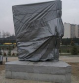 Kontrowersyjny pomnik walki z powodzią w Sandomierzu prawie gotowy