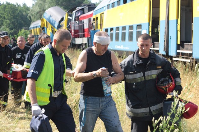 Po zderzeniu czołowym pociągów kilka osób jest w stanie ciężkim, a kilkanaście rannych.