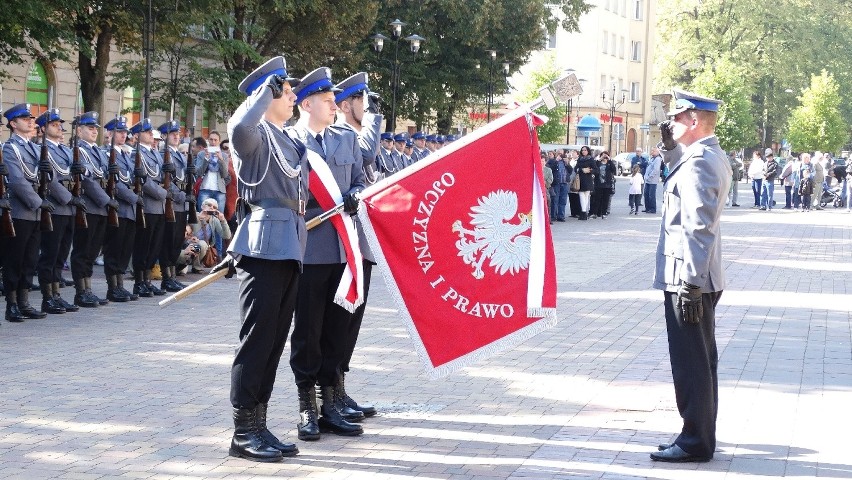 Przekazanie sztandaru policji.