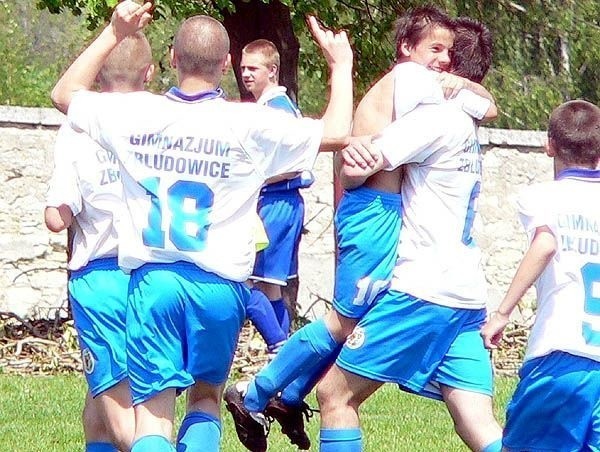 Po strzeleniu &quot;złotej&quot; bramki w meczu z Kazimierzą filigranowy Dawid Kumor (trzeci z lewej) utonął w ramionach kolegów i... zapewnił Zbludowicom awans do kolejnej rundy Minimundialu 2006.