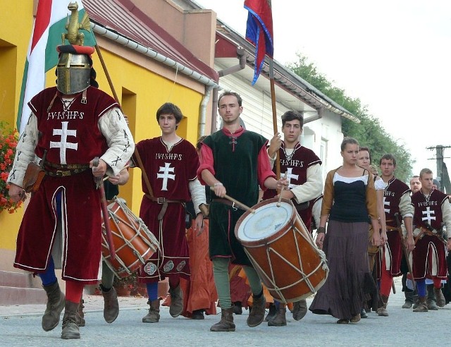 W niedzielę na placu zamkowym w Szydłowie rządzić będą zbrojni. Jedną z grup, która pojawi się w polskim Carcassonne będzie węgierskie Szent Gyorgy Lovagrend (Bractwo świętego Jerzego).