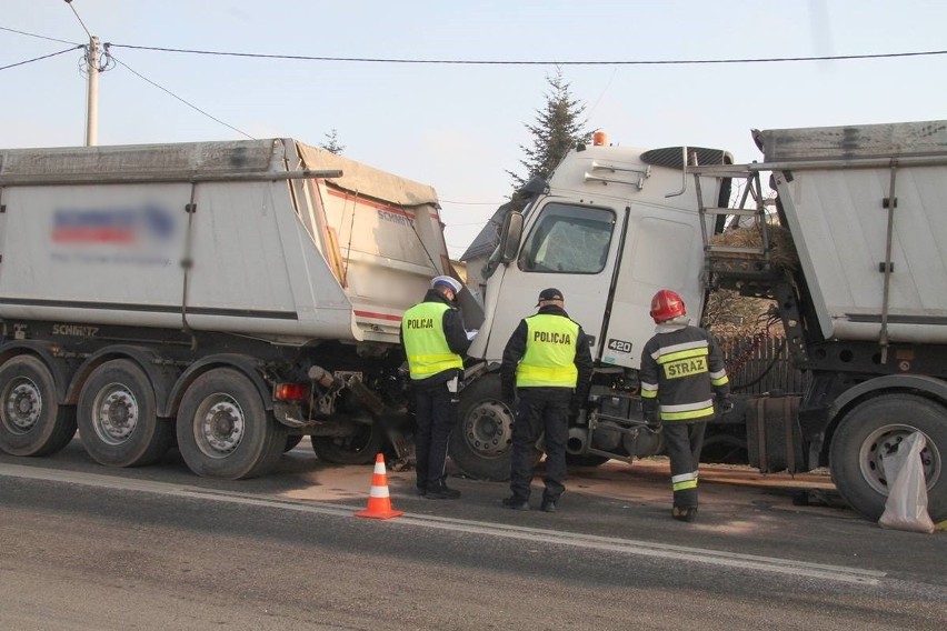 Poranne zderzenie ciężarówek w Kostomłotach Drugich koło Kielc. Kierowca ciężko ranny