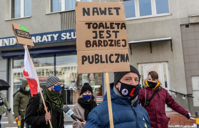 Strajk Kobiet w Gdańsku - protest "Media publiczne nie partyjne" przed siedzibą Radia Gdansk