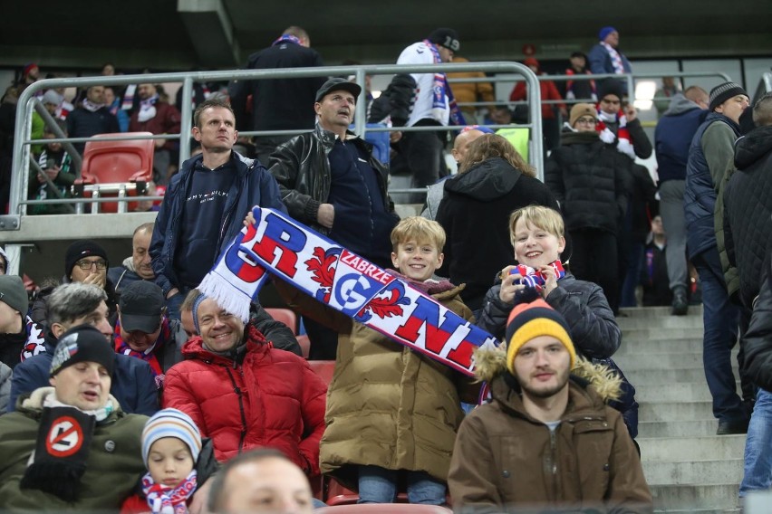 Komplet kibiców zasiadł na trybunach w czasie meczu Górnik...