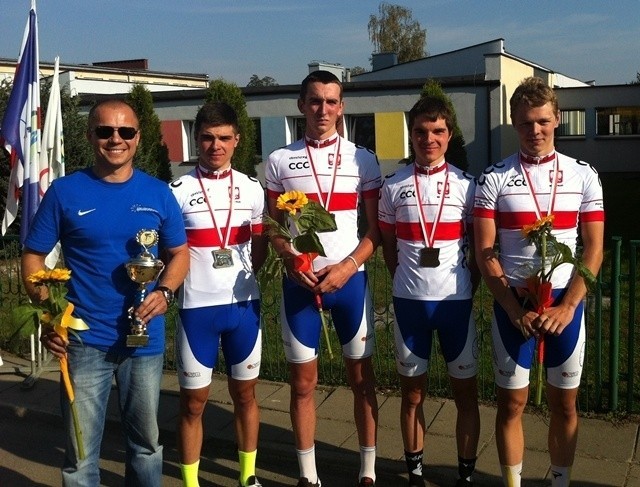 Mistrzowie Polski w kategorii juniorów Dominik Wewiór,...