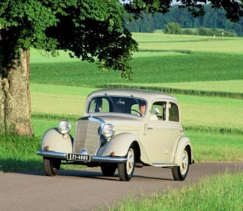 Fot. Mercedes-Benz: Wersja zamknięta z 4-drzwiowym nadwoziem...