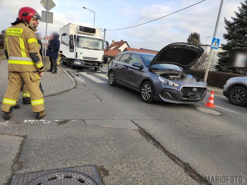 W kolizji brały udział dwie osobówki i auto ciężarowe.