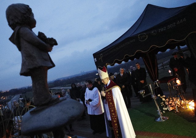 Na cmentarzu komunalnym Wilkowyja w Rzeszowie postał grób dla dzieci utraconych.  W grobie będą chowane ciała dzieci martwo urodzonych, pozostawione przez rodziców w szpitalu. W poniedziałek odbył się pierwszy wspólny pogrzeb.