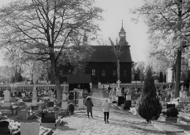 Cmentarz i kościół w Górecku Kościelnym. W tej świątyni ks. Tadeusz Sochan przez wiele lat odprawiał mszę, głosił kazania i spowiadał wiernych