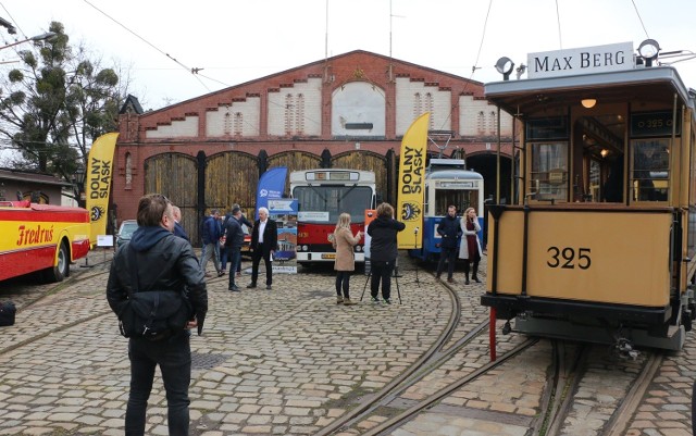 Zajezdnia Popowice przyciąga fanów wrocławskiego transportu publicznego i nie tylko. To historia autobusów i tramwajów, która zaciekawi wielu.