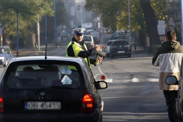 Jeżeli kierowca przekroczy dozwoloną prędkość w obszarze zabudowanym o 50 km/h, policjant odbierze mu prawo jazdy od razu podczas kontroli.