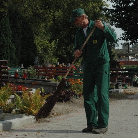 - Rzadko zdarza się , by ktoś przyszedł z psem na cmentarz, ale tak jest, zawsze zwracam uwagę - zapewnia Jan Poradzisz.