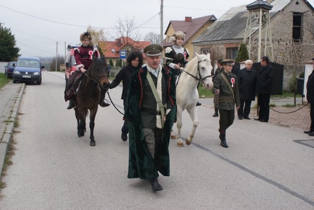 Niezwykły pochód z okazji Święta Niepodległości przeszedł we wtorek przez Wolę Murowaną i Bolechowice.