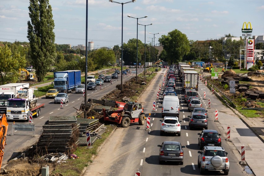 Kraków. Budowa linii tramwajowej do Górki Narodowej. Rozkopane pobocza, wycięte drzewa. Praca wre [NOWE ZDJĘCIA]