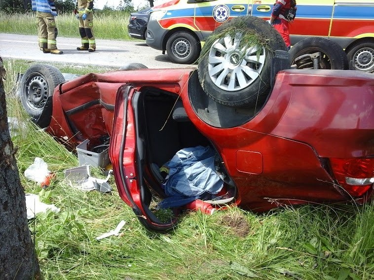 Knorydy. Wypadek na DK19. Samochód osobowy wypadł z drogi i dachował. Pięć osób rannych