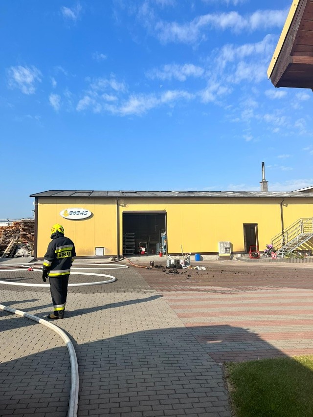 W środę, 17 sierpnia doszło do pożaru na terenie lakierni w Grzybnie.