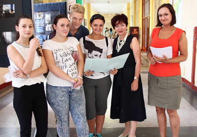 Poprawkę zdawała m.in. Edyta (z lewej). Uczniom kibicowała Teresa Łęcka, dyrektor ZSP nr 19