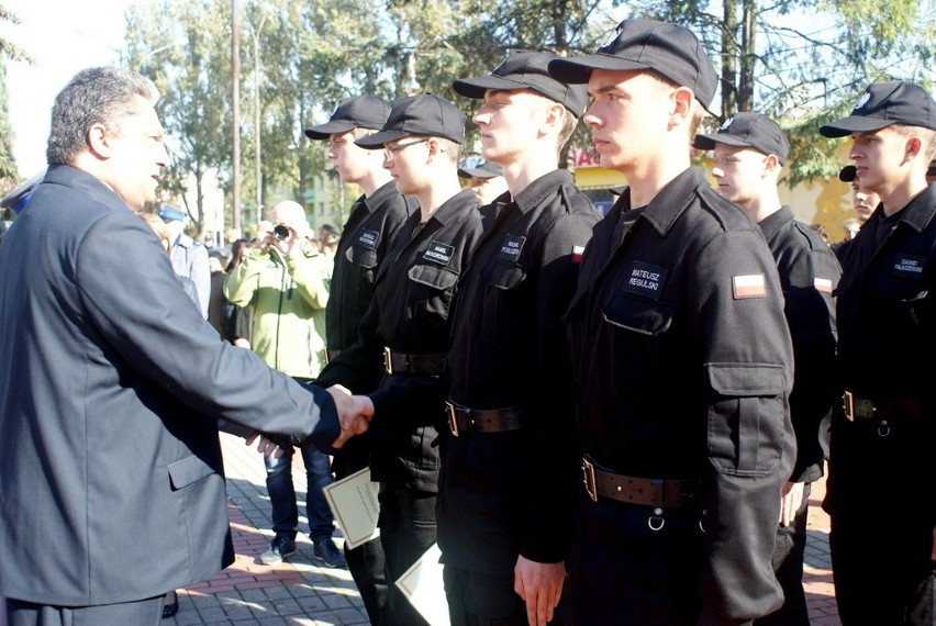 Ślubowanie klasy mundurowej III LO im. L. Szenwalda w...