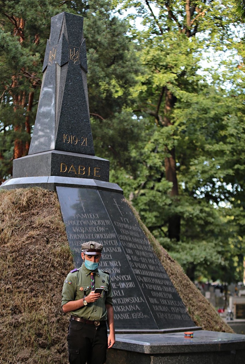 Kraków. Harcerze pamiętają o Bitwie Warszawskiej. Na Cmentarzu Rakowickim rozpalili ogień braterstwa [ZDJĘCIA]