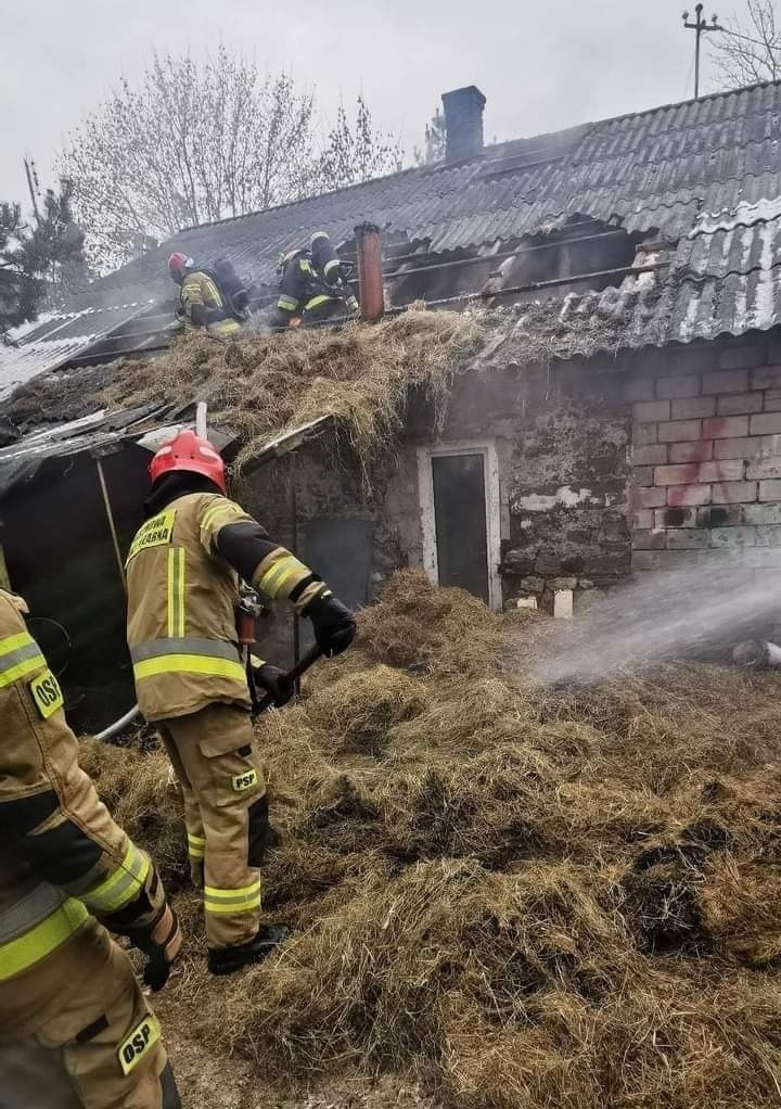 Pożar domu w Woli Filipowskiej gasiło sześć jednostek straży...