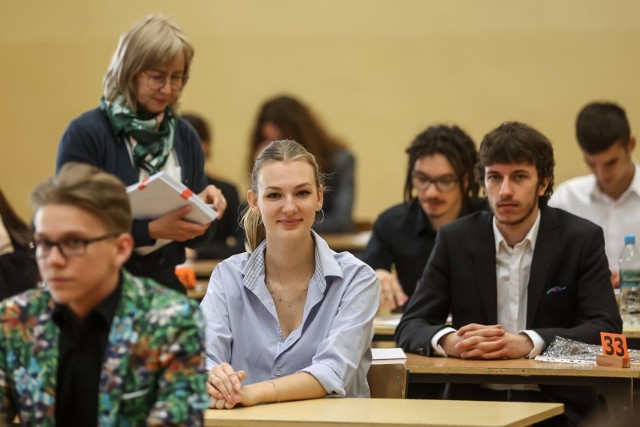 Na napisanie egzaminu maturalnego z języka polskiego na poziomie rozszerzonym uczniowie będą mieli 210 minut, czyli 3.5 godziny