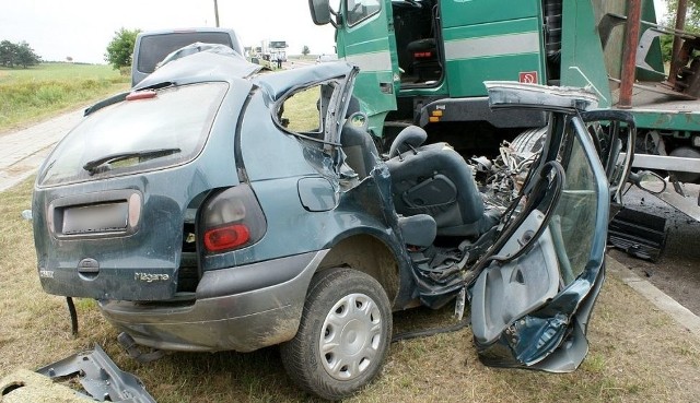 Kierowca osobowego renault nie miał szans w zderzeniu z kilkunastotonowym volvo. Mężczyzna zmarł na miejscu.