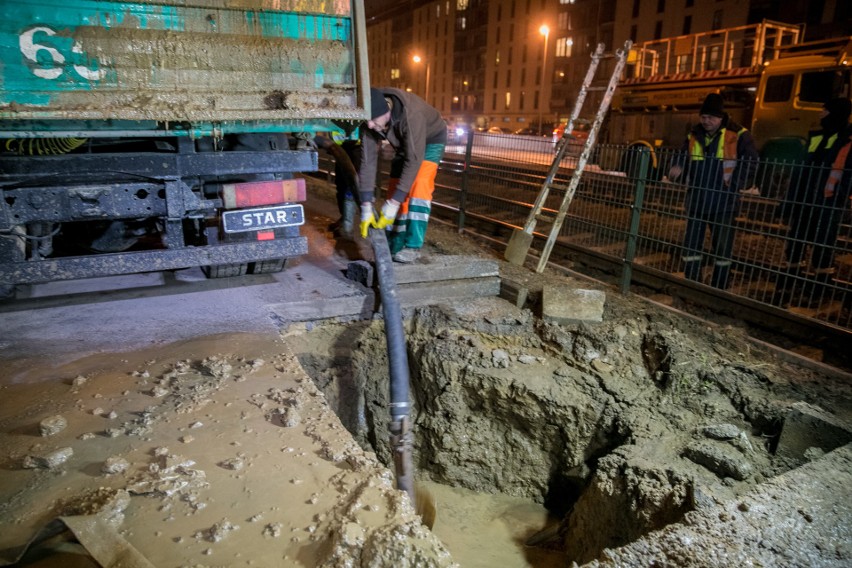 Podmyte torowisko, ruch tramwajowy wstrzymany do rana [ZDJĘCIA, WIDEO]