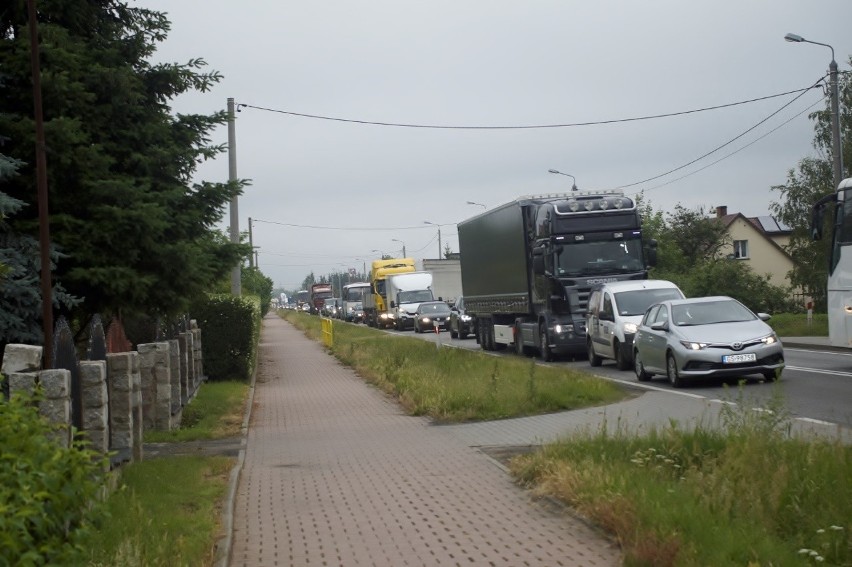 Blisko czołowego zderzenia w Łosinie. Tir wjechał do rowu [zdjęcia, wideo]