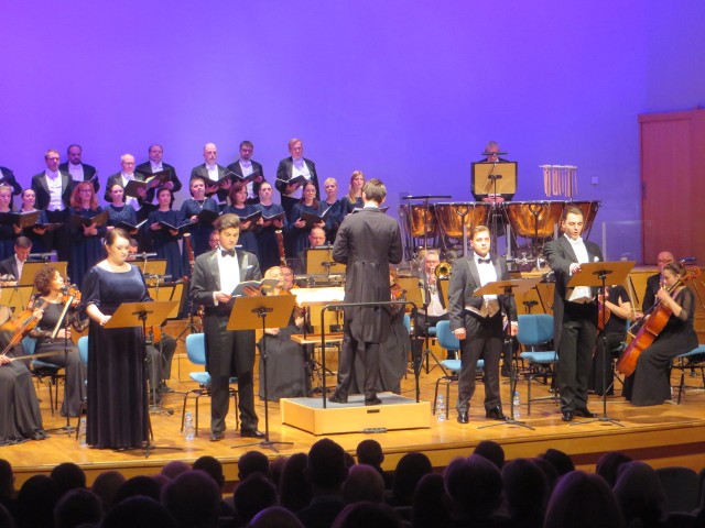 Orkiestrę Filharmonii Zielonogórskiej i Chór Teatru Wielkiego w Poznaniu poprowadził Jarosław Szemet.