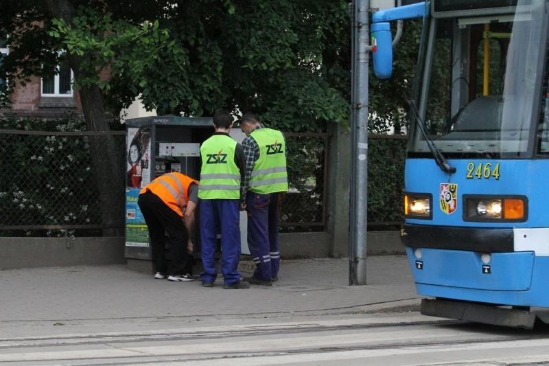 Wrocław: Jeden tramwaj wykoleił się dwa razy i sparaliżował przejazd (ZDJĘCIA)