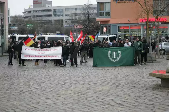 (pik)W sobotę, 20 lutego Frankfurt przypominał oblężoną twierdzę. Na każdym skrzyżowaniu stały policyjne radiowozy, miasto patrolowało dziesiątki policjantów. Podwyższone środki bezpieczeństwa zastosowano również w Słubicach, gdzie okolice mostu nad Odrą patrolowane były przez policjantów i strażników granicznych.To wszystko z powodu dwóch protestów, jakie tego dnia niemal jednocześnie zorganizowano u naszych zachodnich sąsiadów. Na placu przed frankfurckim ratuszem demonstrowali zwolennicy i przeciwnicy imigrantów. Ci pierwsi podkreślali, że Frankfurt jest miastem otwartym i tolerancyjnym. Twierdzili, że Frankfurt, Niemcy i cała Europa muszą wspólnie działać, żeby poradzić sobie z sytuacją, związaną z imigrantami. W tej grupie był też Burmistrz Frankfurtu Martin Wilke. Zaznaczał, że Frankfurt to przyjazne i otwarte miasto. Przed ratuszem zgromadziło się około 200 zwolenników polityki imigracyjnej Niemiec. Było wśród nich kilkunastu uchodźców. Grali, śpiewali w ojczystym języku i tańczyli. Przeciwnicy przyjmowania przez Niemcy uchodźców zgromadzili się kilkadziesiąt metrów dalej. Było w nich wiele osób o poglądach skrajnie nacjonalistycznych, przyszli jednak też zwykli mieszkańcy miasta. Obie grupy rozdzielały dwa rzędy barierek i policjanci. Nie brakowało obraźliwych gestów, gwizdów i krzyków. Ale Poza tym obie demonstracje przebiegły spokojnie. Przeciwników imigrantów było ponad stu. Trzymali transparent o treści „Przyjazny Frankfurt przeciwko mieszkaniom dla azylantów”. Więcej o sytuacji z uchodźcami przeczytasz w poniedziałek, 22 lutego, w papierowym wydaniu „Gazety Lubuskiej”.