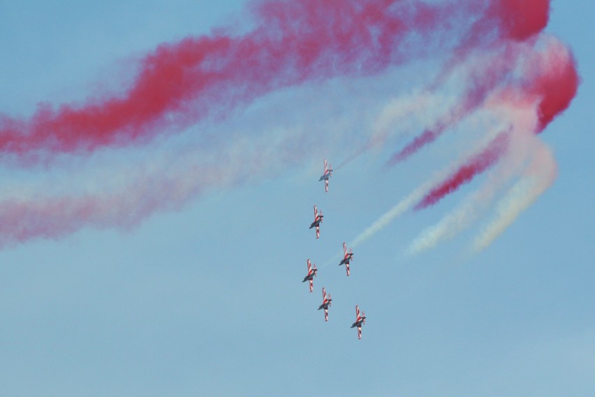 Air Festival Świdnik. Taniec Biało - Czerwonych Iskier na niebie [ZDJĘCIA, WIDEO]