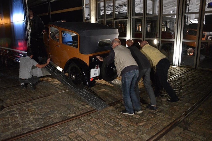 Do Szczecina przyjechały zabytkowe samochody Stoewer. To pierwsze eksponaty z kolekcji, którą zakupiło miasto [WIDEO, ZDJĘCIA] 