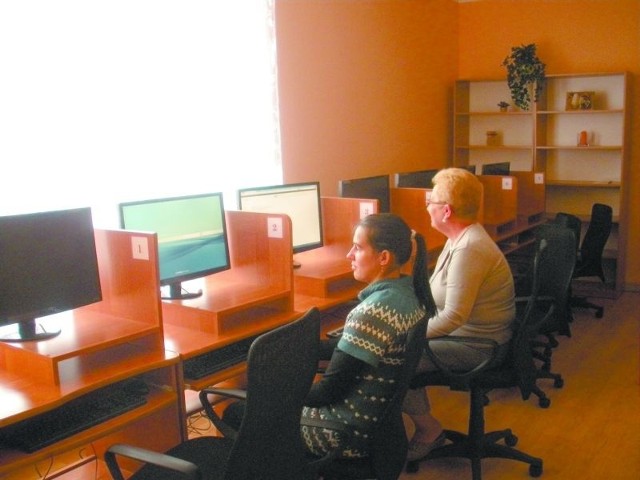 Z nowych komputerów cieszą się Zofia Ramotowska (po prawej) i Elżbieta Uziębło (po lewej).