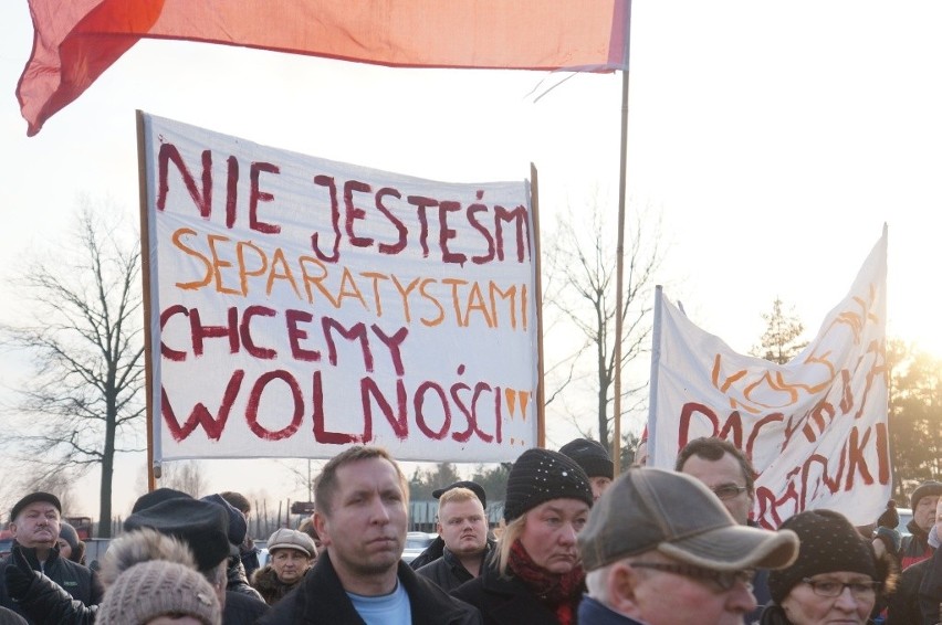 Protest mieszkańców Grabówki w obronie nowej gminy