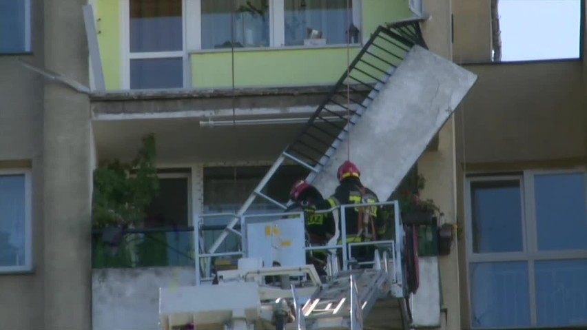 Półtonowa balustrada oderwała się od balkonu na 9. piętrze! [FILM]