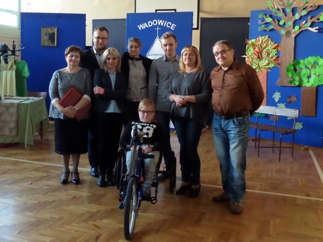 Maksymilian Mrozowski (na pierwszym planie) ma nowy sprzęt rehabilitacyjny. Tu podczas finału akcji charytatywnej w szkole.