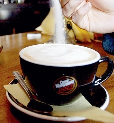 Zawarta w kawie kofeina przyspiesza przemianę materii 