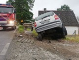 Wypadek w Maszkowie pod Koszalinem. Auto uderzyło w barierki [zdjęcia]