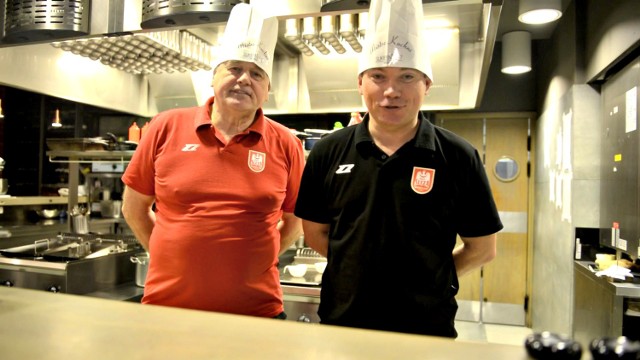 Trenerzy Algirdas Paulauskas (z lewej) i Arkadiusz Rusin wcieli się w rolę kucharzy