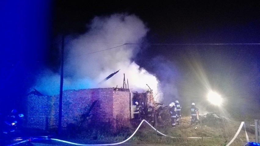 Pożar budynku gospodarczego w Łęczycach. Ogień gasiło 7 zastępów straży pożarnej [ZDJĘCIA]