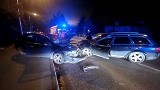 Czołowe zderzenie dwóch aut na Strachocinie we Wrocławiu. Pasażer pociągnął za kierownicę [ZDJĘCIA]