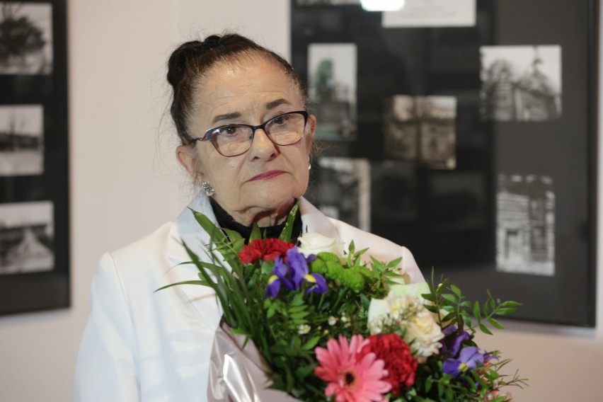 Wielkie wyróżnienie! Profesor Bogumiła Szura odznaczona Srebrnym Medalem „Zasłużony Kulturze Gloria Artis” w Dworku Laszczyków w Kielcach
