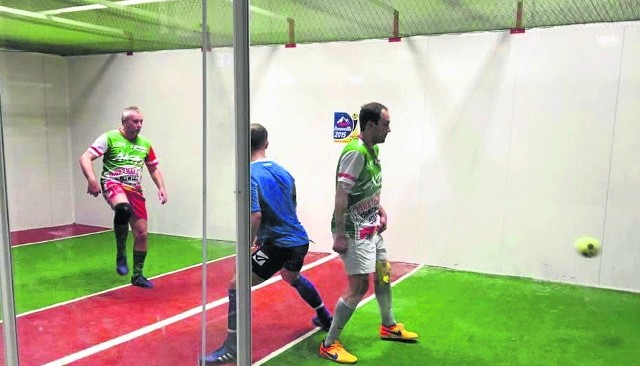 Jorkyball to połączenie squasha z piłką nożną. W Sosnowcu powstała grupa, która należy do ścisłej czołówki światowej